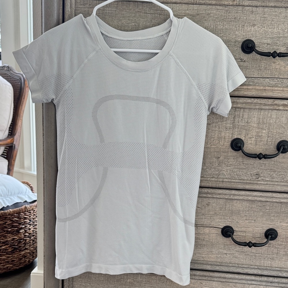 LULULEMON~Size 6~EUC~Swiftly Tech Short Sleeve Shirt~White